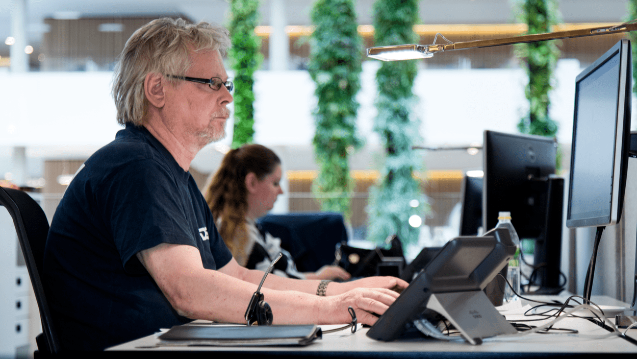 DSV-medarbeidere jobber på kontor og håndterer digitale dokumenter